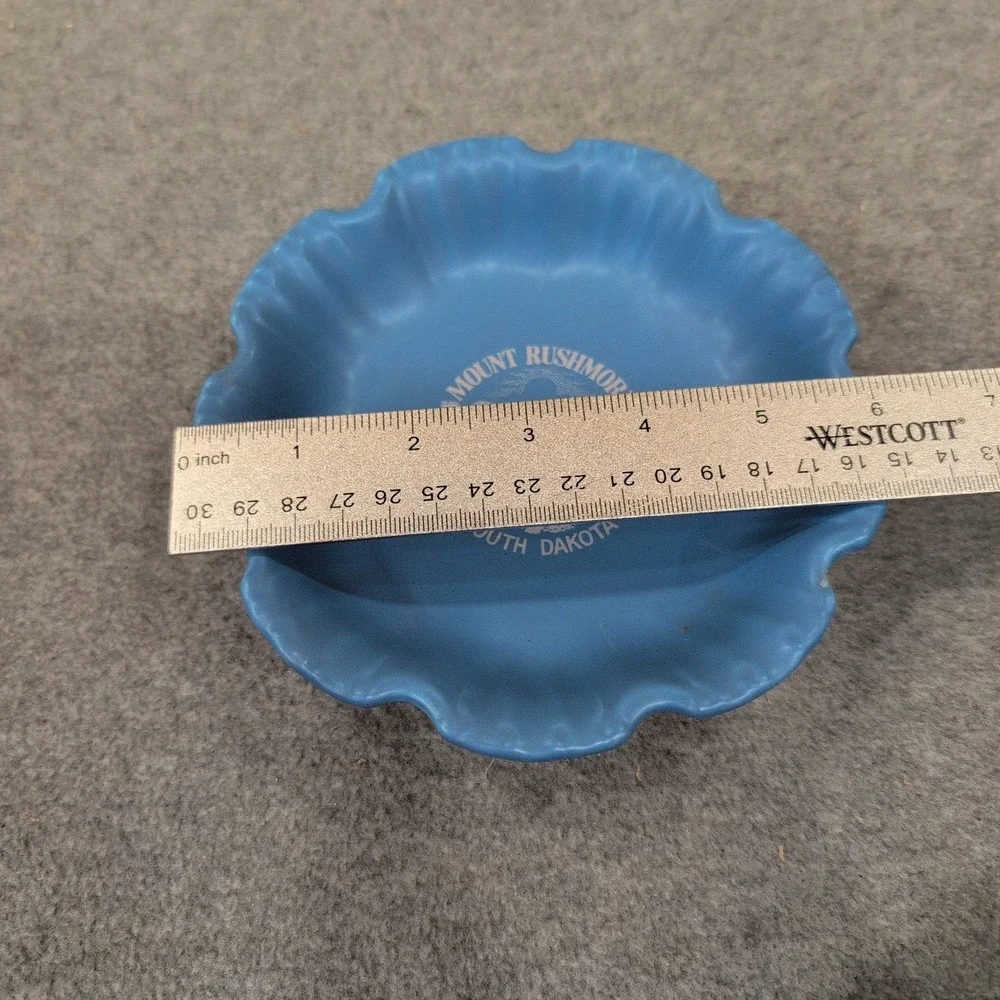 Vintage Mount Rushmore‎ South Dakota Blue Scalloped Ceramic Souvenir Ashtray - Picture 3 of 6